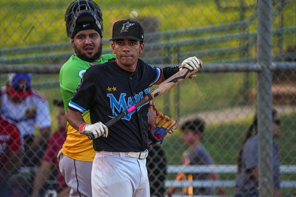 Pedro Conoropo se prepara para batear con los Marlins durante el partido decisivo del equipo contra las Estrellas.