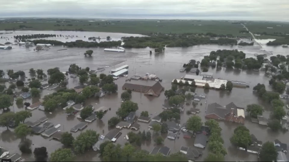 Esta imagen del sábado 22 de junio de 2024, proporcionada por la policía del condado Sioux, muestra la ciudad de Rock Valley, Iowa, inundada tras semanas de lluvias. (Foto de la policía del condado Sioux vía AP)