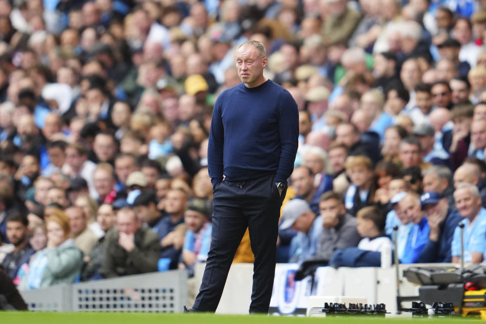 ARCHIVO - El entonces entrenador del Nottingham Forest, Steve Cooper, junto a la línea de banda durante el partido de fútbol de la Liga Premier inglesa entre el Manchester City y el Nottingham Forest en el estadio Etihad en Manchester, Inglaterra, el sábado 23 de septiembre de 2023. Steve Cooper está haciendo su regreso como entrenador en la Premier League inglesa con el Leicester. (AP Foto/Jon Super, Archivo)