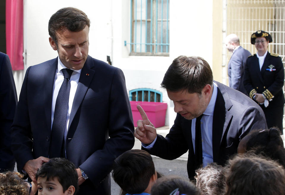 Emmanuel Macron et le maire de Marseille, Benoît Payan, le 2 juin 2022. (Photo by Sebastien NOGIER / POOL / AFP)