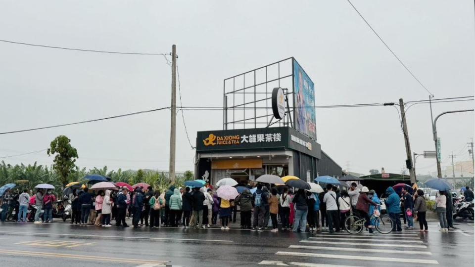 高雄該家飲料店外大排長龍。（圖／翻攝自高雄美食地圖）