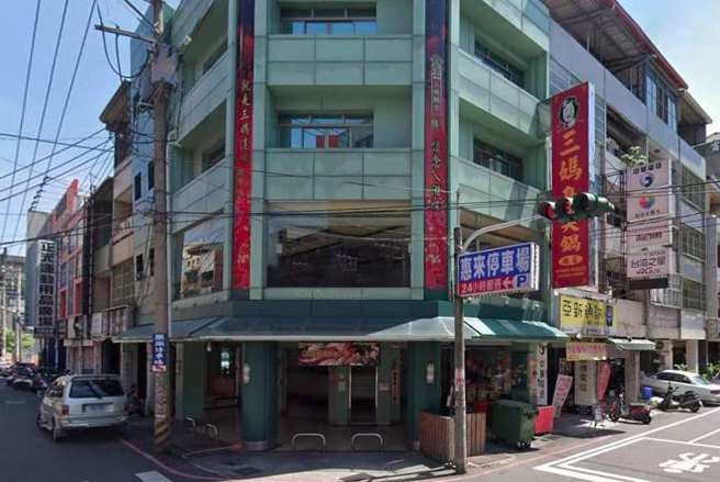 一名網友發現三媽總店一鍋大腸臭臭鍋要160元，與原先宣布漲價20元後一鍋是150元的價格不一樣。(攝自google map)