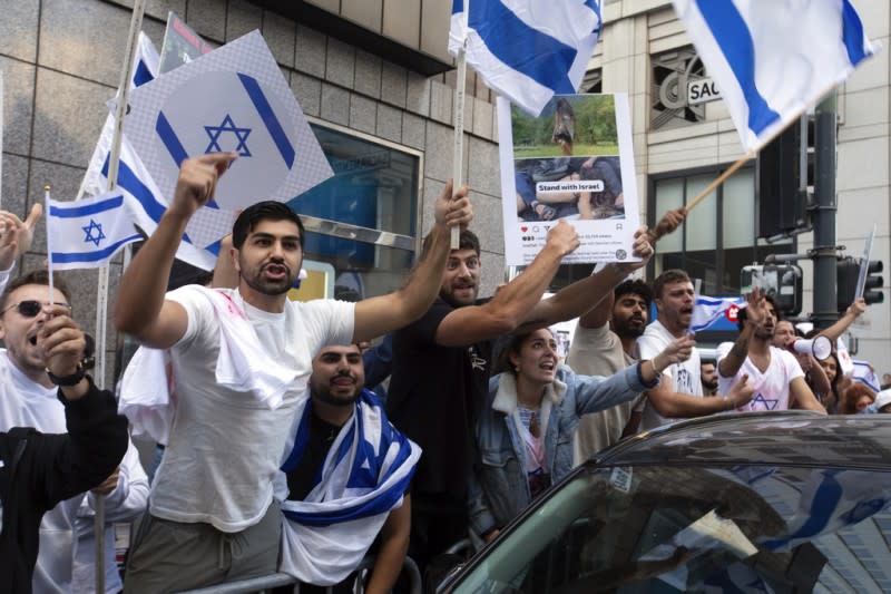 <cite>2023年10月8日，以色列支持者在舊金山的以色列使館外與巴勒斯坦的支持者相互較勁。 （美聯社）</cite>