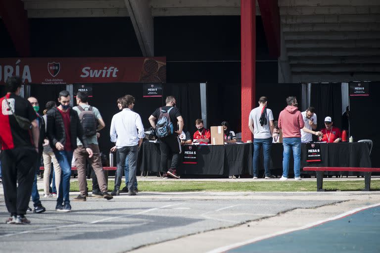 Algo más de 7600 socios votaron al nuevo presidente de Newell's
