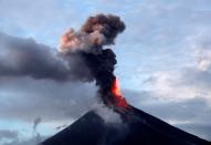 <p>FRM43. DARAGA (FILIPINAS), 23/01/2018.- El volcán Mayon entra de nuevo en erupción expulsando gases y ceniza a 5.000 metros de altura, en la ciudad de Daraga, en el este de Filipinas, hoy 23 de enero de 2018. El número de evacuados por el volcán supera los 37.000 ante la amenaza de explosiones más potentes. EFE/ Francis R. Malasig </p>