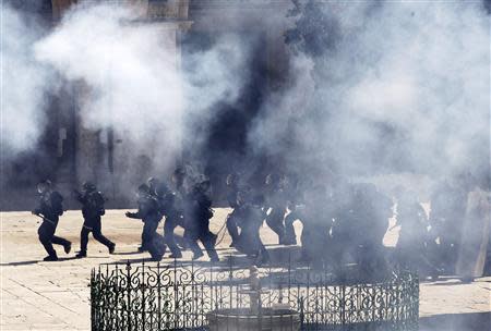 Israeli policemen react in clashes with Palestinians on the compound known to Muslims as the Noble Sanctuary and to Jews as the Temple Mount in Jerusalem's Old City September 6, 2013. REUTERS/Ammar Awad