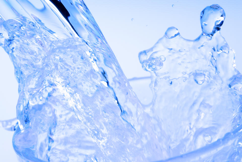 water splashes in a drinking glas