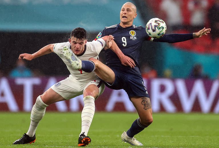 Una imagen de un encuentro trabado, sin brillo: Declan Rice lucha contra Lyndon Dykes en el 0 a 0 entre Inglaterra y Escocia