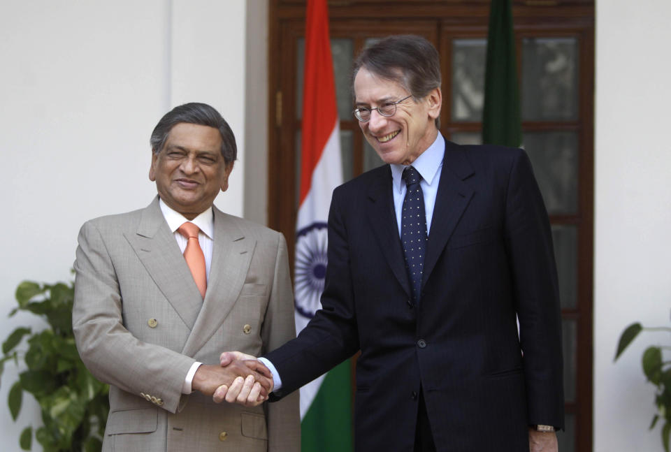 Italian Foreign Minister Giulio Terzi, right, shakes hands with Indian Foreign Minister S.M. Krishna before a meeting in New Delhi, India, Tuesday, Feb. 28, 2012. Terzi is in India to seek the release of two Italian marines accused of fatally shooting two Indian fishermen off southwest India. (AP Photo/Mustafa Quraishi)