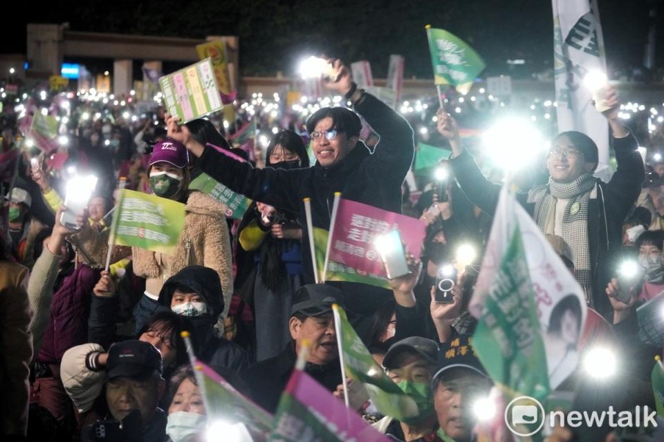 民進黨在板橋第二運動場舉辦選前之夜，支持者嗨翻天。   圖：張良一/攝