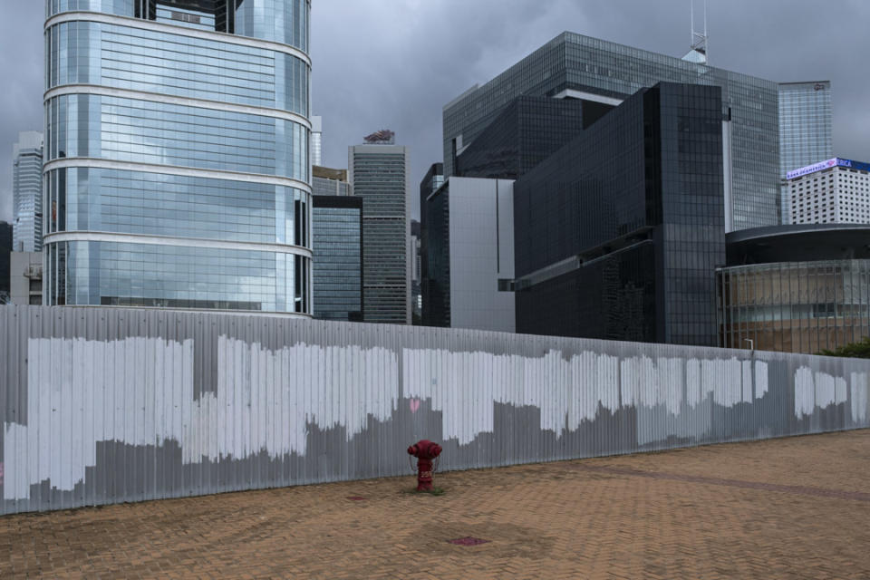 2021年6月30日香港金鐘，立法會外一堆被淹蓋的塗鴉。