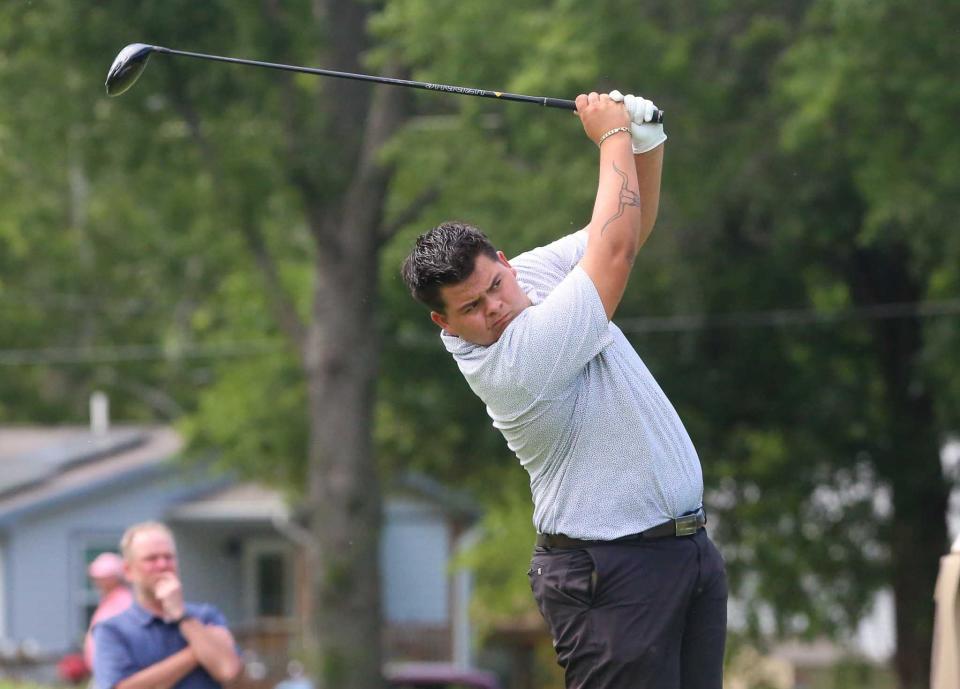 Myles Alonzo realiza un drive durante el Topeka Stroke Play Championship en el Topeka Country Club el lunes 29 de julio.