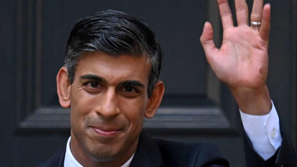 New Conservative Party leader and incoming prime minister Rishi Sunak waves as he leaves from Conservative Party Headquarters in central London having been announced as the winner of the Conservative Party leadership contest, on October 24, 2022. - Britain's next prime minister, former finance chief Rishi Sunak, inherits a UK economy that was headed for recession even before the recent turmoil triggered by Liz Truss. (Photo by JUSTIN TALLIS / AFP)