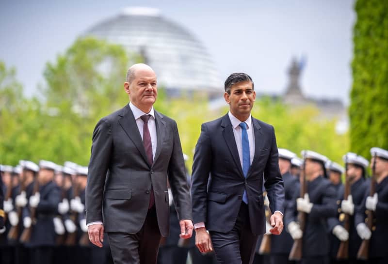 German Chancellor Olaf Scholz (L) welcomes UK Prime Minister Rishi Sunak with military honours in front of the Federal Chancellery during his official visit. Michael Kappeler/dpa