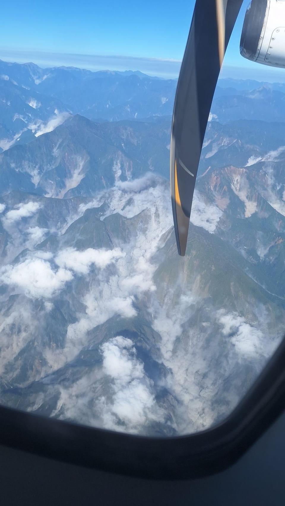 3日上午地震當下，一位在空中的旅客拍攝下方山群山崩的瞬間，畫面引起網友熱議。（翻攝自臉書社團「爆料公社」）
