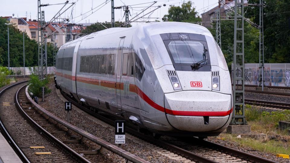 Die Deutsche Bahn erhöht die Preise im Fernverkehr. (Bild: dpa)