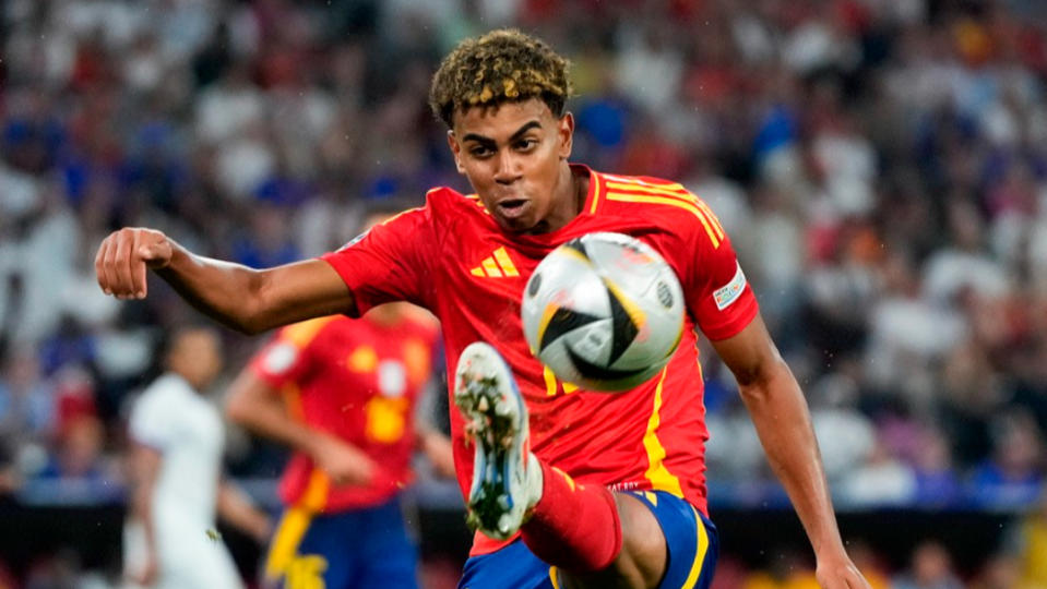 西班牙16歲小將亞馬爾，9日在歐洲國家盃足球賽4強賽進球，助西班牙擊退法國。美聯社