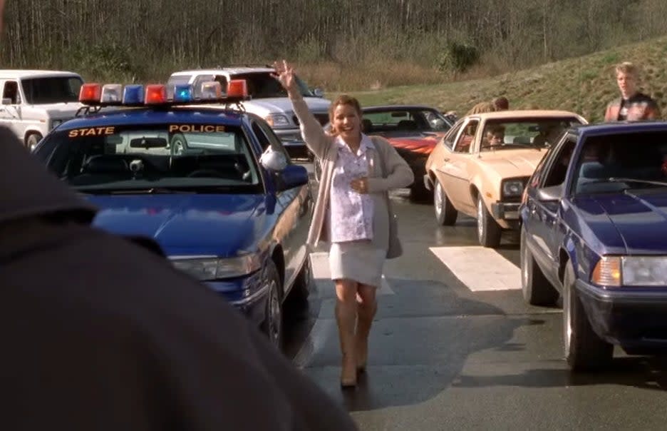 pregnant woman gets out of her car during a traffic jam in "final destination 2"