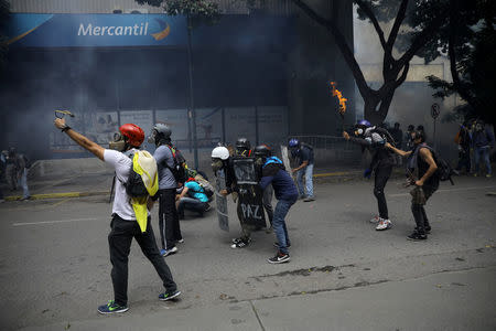 Demonstrators clash with riot security forces while rallying against President Nicolas Maduro in Caracas, Venezuela May 24, 2017. REUTERS/Carlos Barria