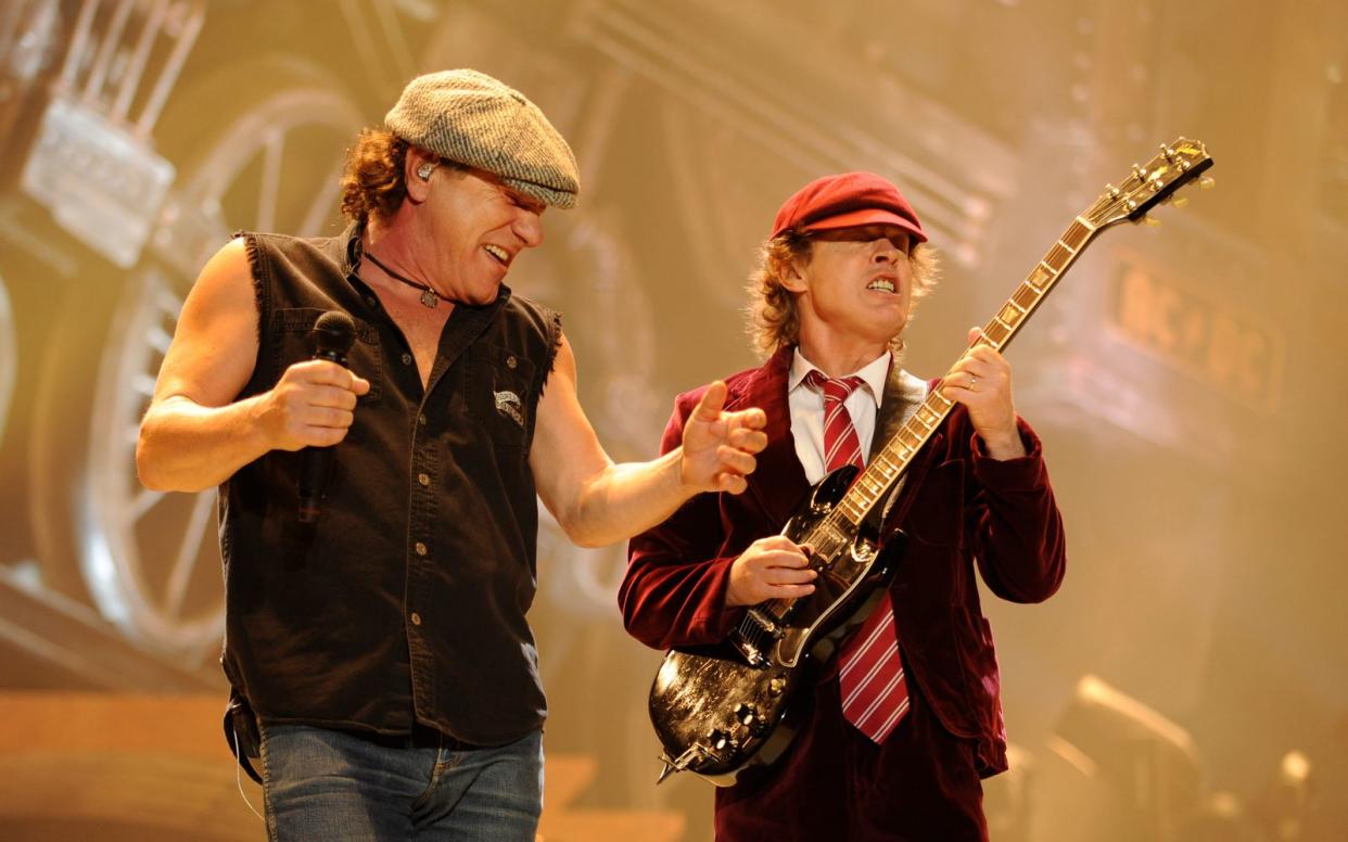 Gute Neuigkeiten für Rockfans: AC/DC (hier: Sänger Brian Johnson, links, und Gitarrist Angus Young) werden im Sommer 2024 neun Konzerte in Deutschland geben. (Bild: Kevin Mazur/Getty Images)