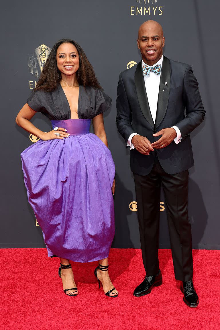 Los conductores Nischelle Turner y Kevin Frazier, en la alfombra roja de los Emmy 2021