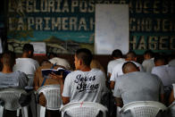 <p>Varios miembros de Torre Fuerte asisten a clase. Esta nueva vida religiosa les ha posibilitado dejar atrás la violencia de una vez por todas (REUTERS). </p>