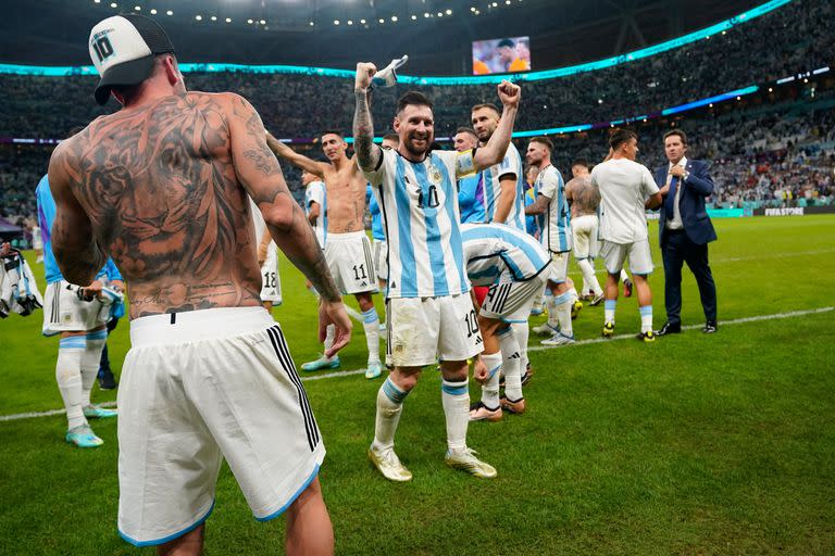 Argentina venció a Países Bajos por penales en los cuartos de final de Qatar 2022, con Messi en el centro de la escena.