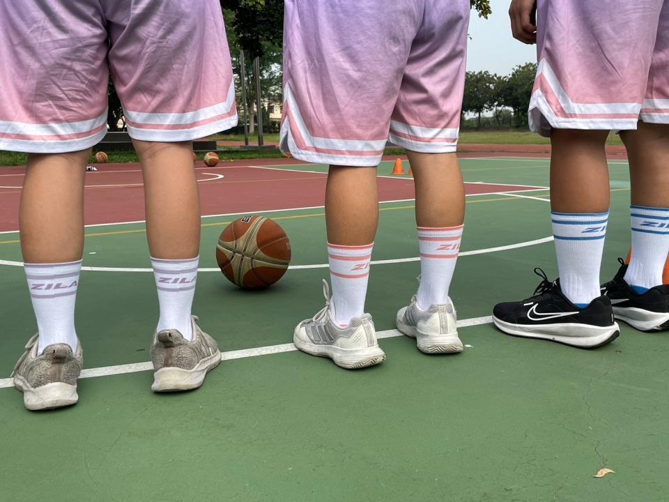 彰化舊社國小籃球隊穿上采樂贈送的襪子在球場上（圖片來源／ZILA采樂製襪提供）