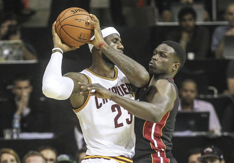 BRA12. RÍO DE JANEIRO (BRASIL), 11/10/2014.- El jugador de Cleveland Cavaliers Lebron James (i) defiende un balón frente a Luol Deng (d) de Miami Heat hoy, sábado 11 de octubre de 2014, durante un juego amistoso de pretemporada de la Liga Norteamericana de Baloncesto (NBA) celebrado en la arena de Barra en Río de Janeiro (Brasil). EFE/Antonio Lacerda