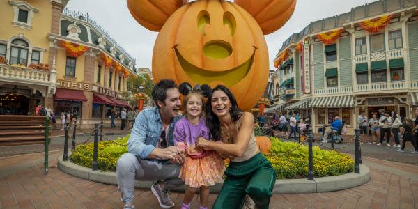 Aislinn Derbez y Mauricio Ochmann disfrutan de Disney California junto a su hija 