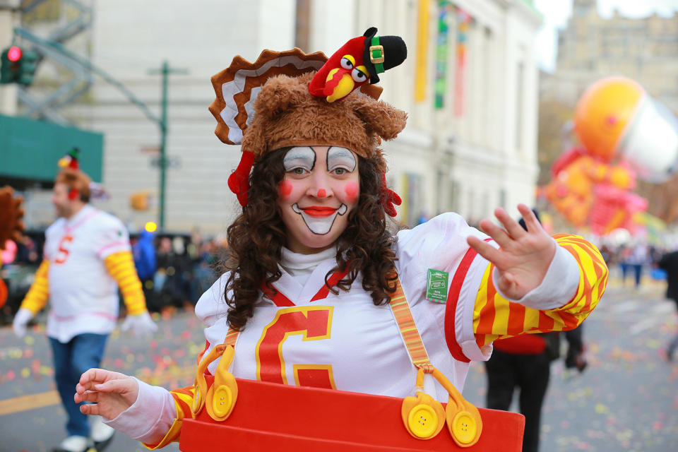 A performer with the Turkey Tech Players & Sports Fans clowns waves to the crowds during the 93rd Macy’s Thanksgiving Day Parade. (Photo: Gordon Donovan/Yahoo News) 