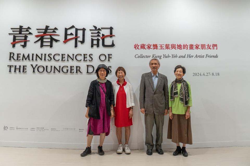 高美館新展《青春印記》策展人顏娟英、收藏家龔玉葉及藝術家劉耿一夫婦(左至右)。   圖：高雄市立美術館/提供