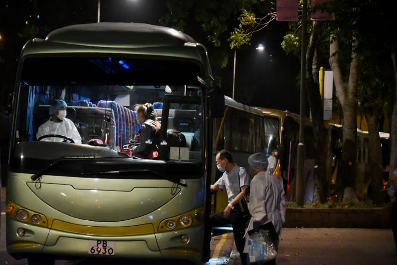 香港證實首宗本地社區感染源頭不明、攜帶變異病毒株的2019冠狀病毒疾病（COVID-19）確診病例。患者居住在東涌映灣園悅濤軒11座。當局29日要求區內400戶、估計逾千居民深夜撤離接受21天隔離檢疫。（香港中通社提供）中央社 110年4月30日