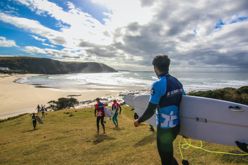 Apprenez à surfer et devenez moniteur. Ticket To Ride propose plusieurs formations pour devenir professeur de surf, dont une option de 10 semaines en Afrique du Sud pour surfer de la ville du Cap à Durban accompagné des meilleurs coachs de surf. La formation revient principalement sur la technique, les connaissances de l’équipement, les conditions en mer et la sécurité. À la fin de la formation, vous deviendrez instructeur certifié ISA (International Surfing Association) de niveau 1 reconnu dans le monde entier, avec certificat de sauvetage. Si vous souhaitez opter pour une option moins onéreuse que cette formation de 10 semaines (à partir de 5 395 £ (environ 6 000 euros), l’école de surf propose également des formations de 7 jours en Cornouailles à partir de 550 £ (environ 610 euros). En fonction du lieu de votre travail, les cours de surf peuvent vous permettre de gagner environ 35 £ (environ 40 euros) pour une leçon de 2 heures, et il n’est pas rare de donner 3 leçons par jour au Royaume-Uni en été par exemple.