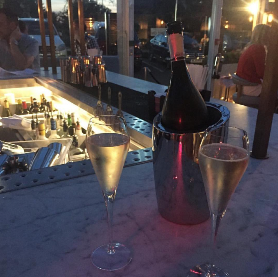 Feliz. “En Marbella, donde la vida es bella”, escribió la melliza de Alexander Caniggia este lunes, junto a esta foto, en la que se la ve disfrutando de un champagne a puro luxe, en Puerto Banús.