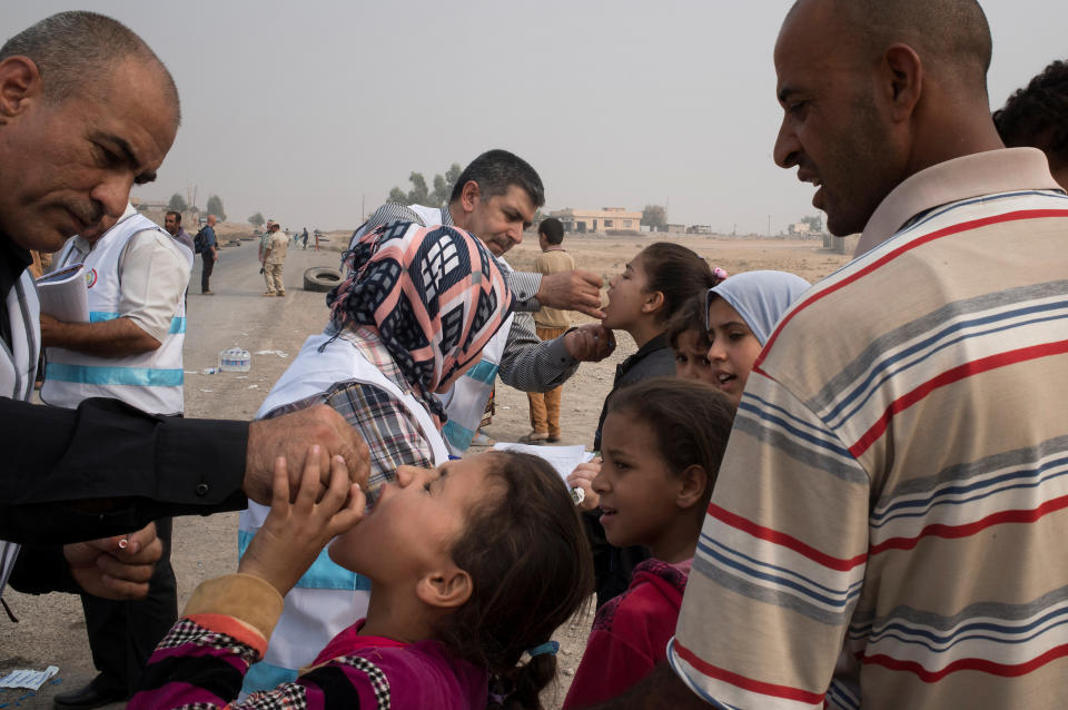 Displaced children, who fled villages south of Mosul, Iraq, receive drops of oral polio vaccine from health workers on Oct. 24, 2016.&nbsp; (Photo: UNICEF/Handout via REUTERS)