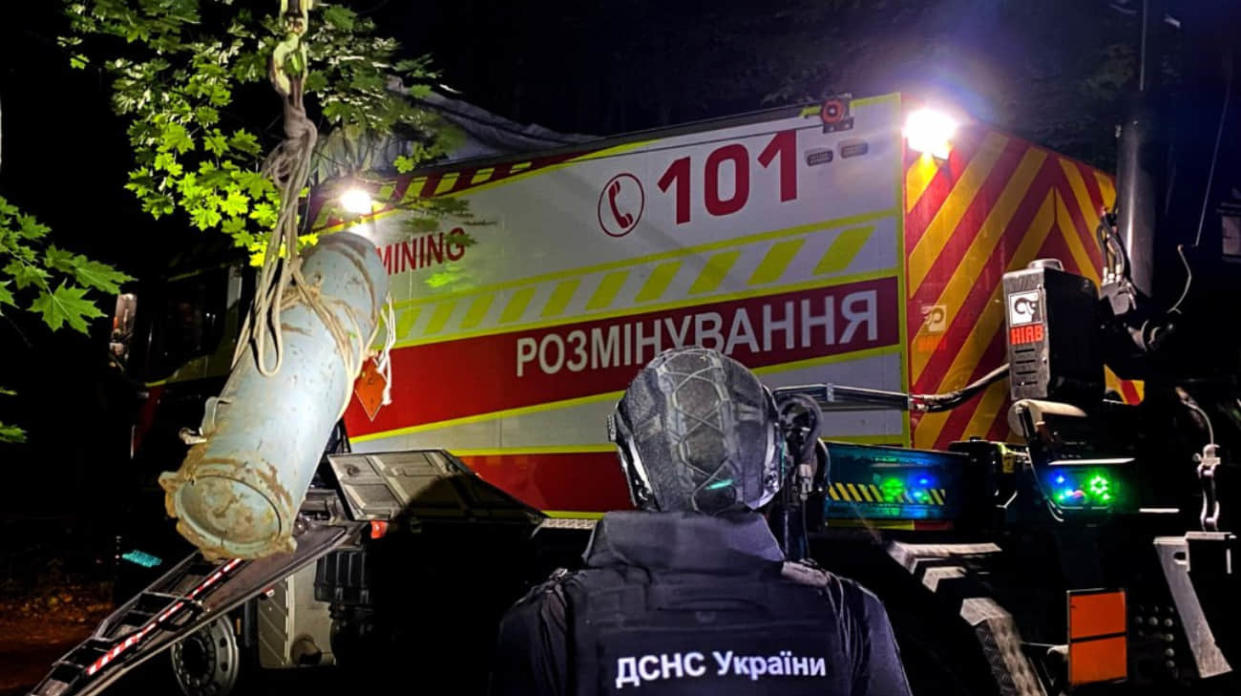 The moment when the warhead was loaded onto a special vehicle. Photo: State Emergency Service of Ukraine