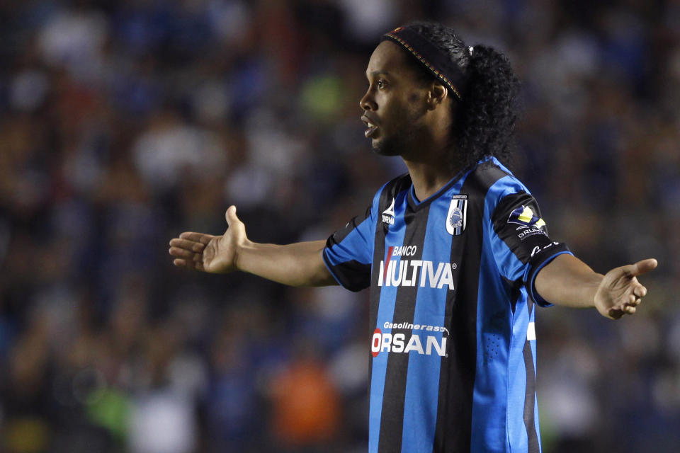 Ronaldinho de Querétaro hace gestos durante un partido de fútbol de Copa MX contra Tigres en el estadio Corregidora en Querétaro el 17 de septiembre de 2014. (Foto: REUTERS/Juvencio Hernández)