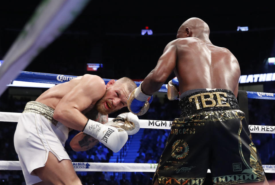 Boxing - Floyd Mayweather Jr. vs Conor McGregor - Las Vegas, USA - August 26, 2017  Floyd Mayweather Jr. in action with Conor McGregor REUTERS/Steve Marcus