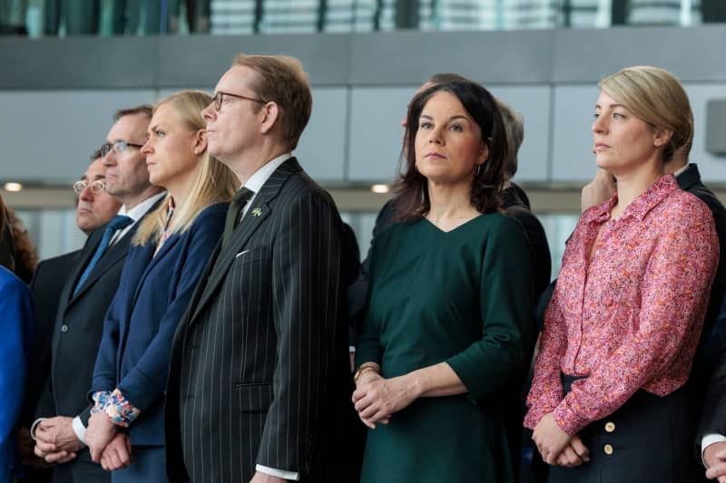 Annalena Baerbock, deutsche Außenministerin, und Melanie Joly, kanadische Außenministerin, nehmen an der Zeremonie zum 75. Jahrestag der NATO im NATO-Hauptquartier teil.  -/NATO/dpa