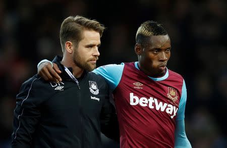Football Soccer - West Ham United v West Bromwich Albion - Barclays Premier League - Upton Park - 29/11/15 West Ham's Diafra Sakho goes off after sustaining an injury Action Images via Reuters / Andrew Couldridge Livepic EDITORIAL USE ONLY.