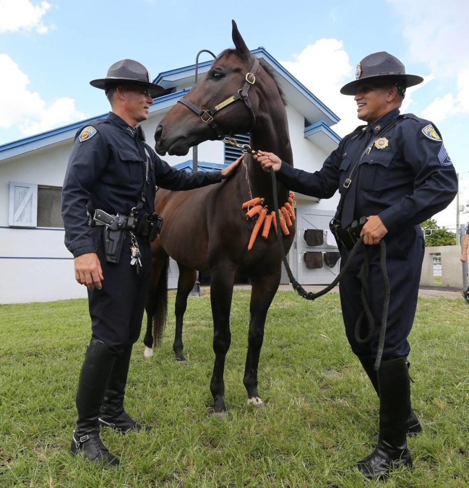 El agente Eric Sweet y el sargento Hugo Fontalvo con Zachariah, el caballo de la patrulla montada de la policía de Fort Lauderdale que se jubilaba, el 7 de octubre de 2015.