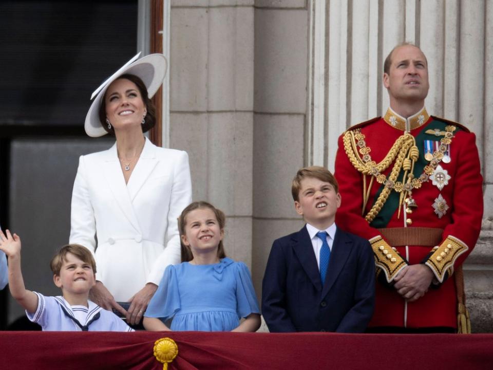 Das britische Thronfolgerpaar Kate und William mit den drei Kindern Louis (v.l.), Charlotte und George. Der älteste wird später höchstwahrscheinlich einmal König werden. (Bild: imago images/i Images/Stephen Lock)