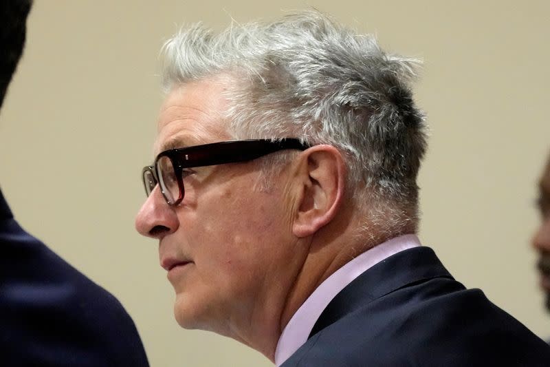 El actor Alec Baldwin escucha durante su audiencia en el Tribunal de Distrito del Condado de Santa Fe