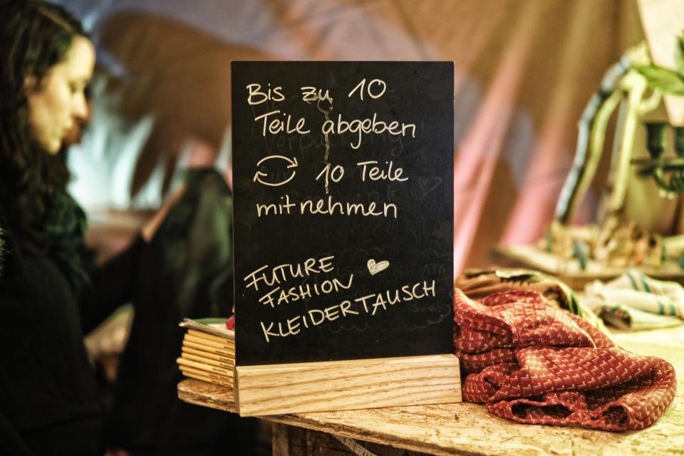 <p>Das Wouahou auf dem Flugfeld Böblingen/Sindelfingen ist das bunt alternative Winterfestival fernab vom gezwungenen Weihnachtskonsum und trotzdem mit ganz viel Weihnachtsfeeling: Drei Riesenhut-Tipis bieten über 300 qm kuschelwarmen Platz für individuelle Weihnachtsgeschenke von jungen Künstlern und Designern, außerdem natürlich jede Menge Köstlichkeiten von Kumpir bis Churro. Wer selber aktiv werden will, macht bei einem der angebotenen Workshops mit und/oder tanzt abends ums Feuer. Cooler geht Xmas eigentlich nicht! 14.-23.12.2018, Mo-Fr 16-23 Uhr, Sa/So 11-22 Uhr, Eintritt frei. (Bild: Wouhou / Facebook) </p>