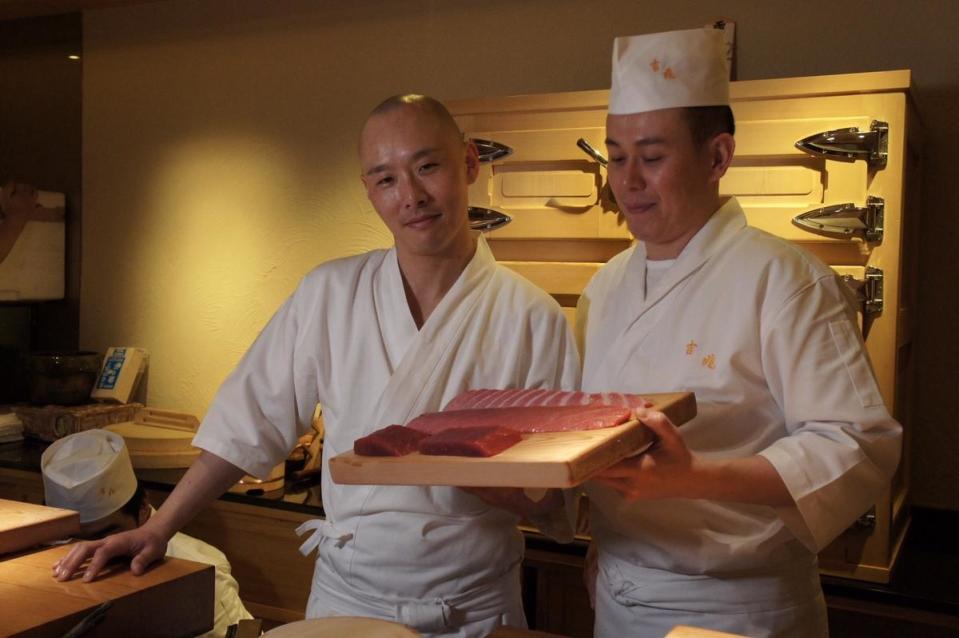 佐藤博之（左）在4月20日到22日受台北「吉兆割烹壽司」邀請來台客座獻藝，在台灣首度獻上以赤酢醋飯做成的米其林星級握壽司。