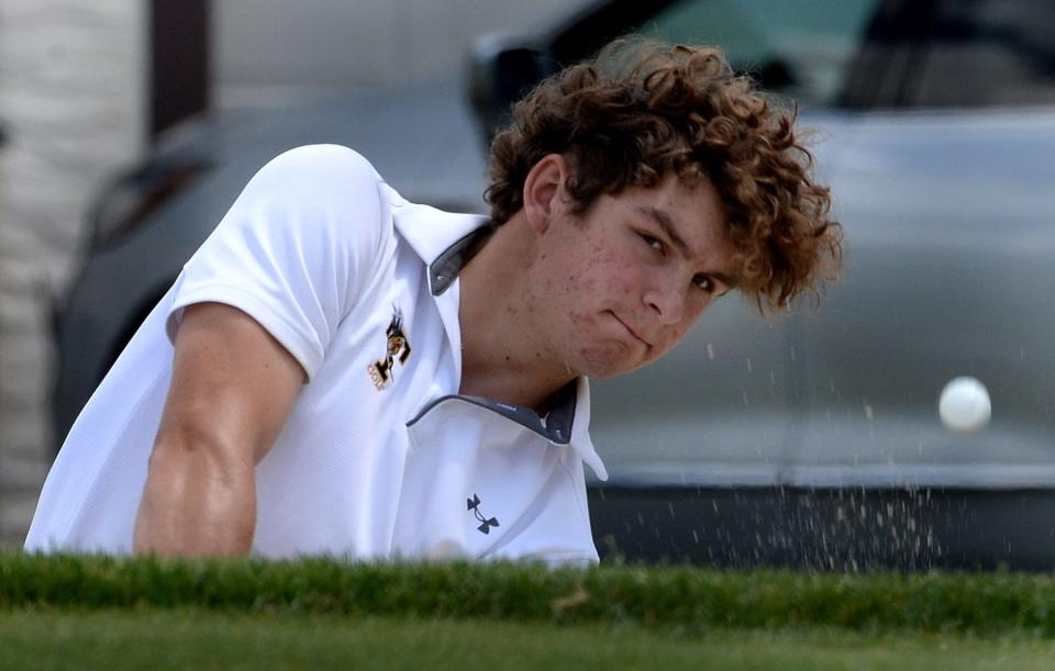 Jack Homer de Tatnall sale de un búnker durante la ronda final del Torneo de Golf DIAA el miércoles en Maple Dale Country Club en Dover.