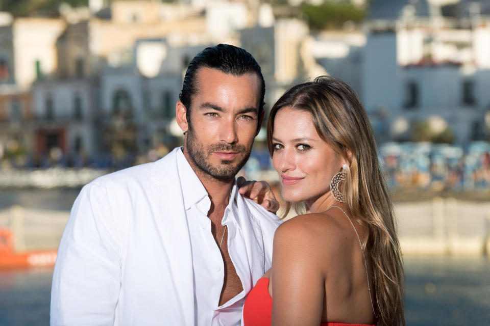 En una foto de archivo de 2017, el actor Aarón Díaz y su esposa Lola Ponce posan en Ischia Global Film & Music Fest en Ischia, Italia. (Getty Images)