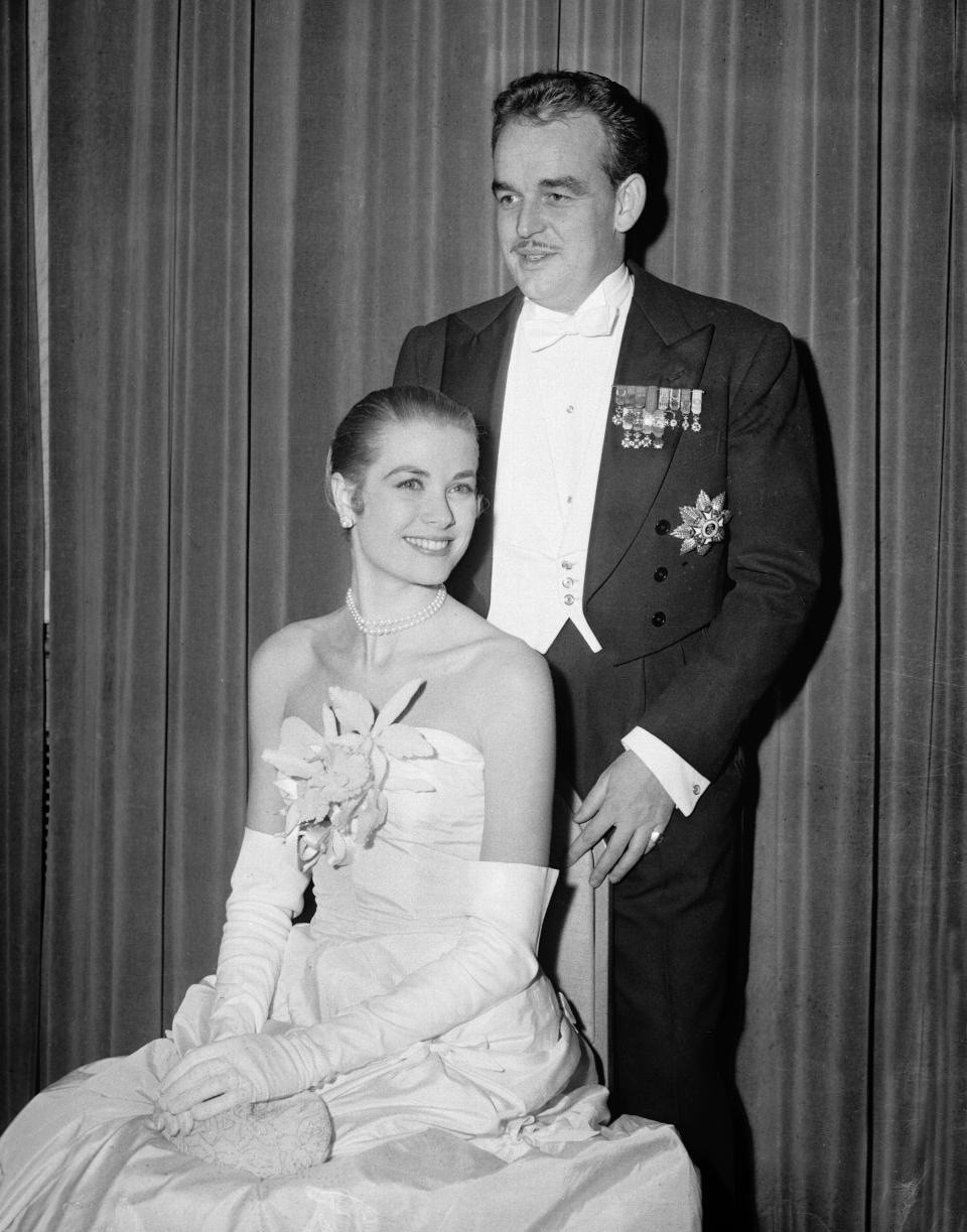 Einen Tag nach der Verkündung ihrer Verlobung, zeigte sich Grace Kelly als strahlende Verlobte in einer Robe von Dior an der Seite von Prinz Rainier III von Monaco. Unter dem Motto "A Night At Monte Carlo" feierte das Paar im New Yorker Waldorf Astoria. (Bild: Getty Images)