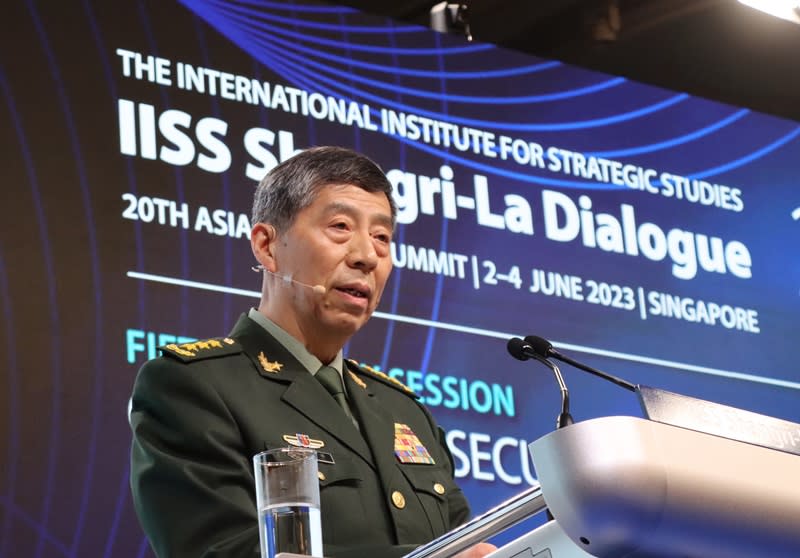中國國防部長李尚福4日在「香格里拉對話」發表演講，他回應與會者提問時表示，對中美軍事對話持開放態度，但中方對交流對話是有原則的。（中央社）
